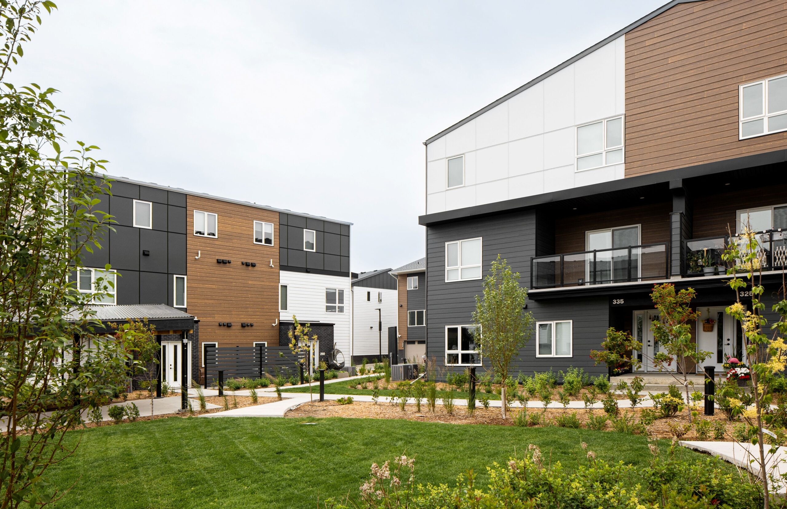 Rental property building with a triangle parallaxing around the border