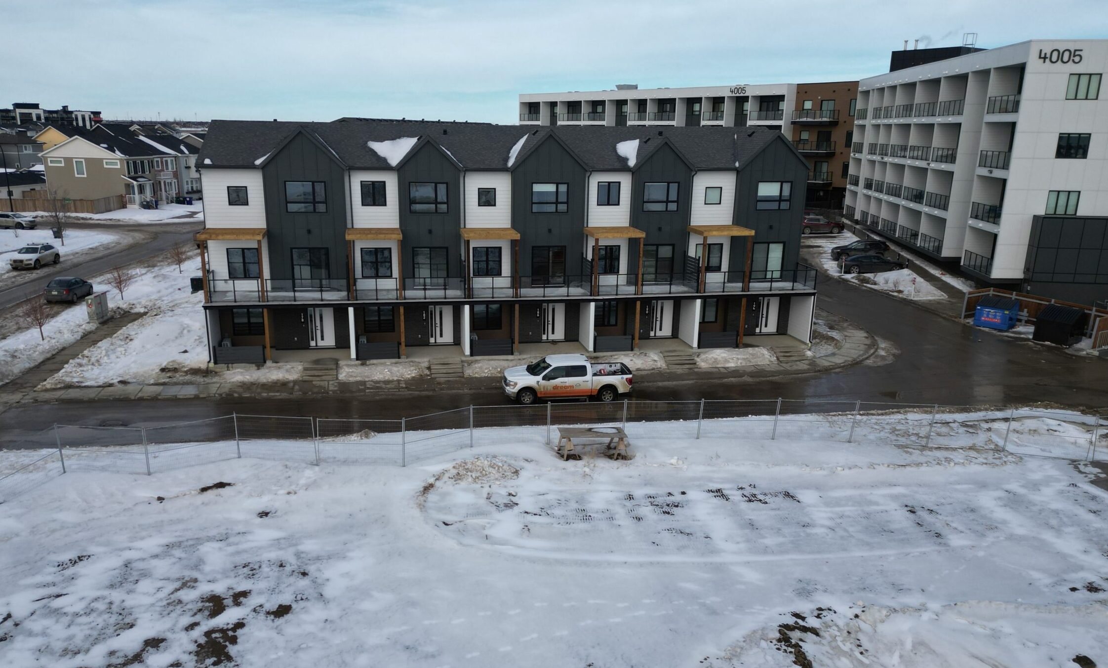 Rental property building with a triangle parallaxing around the border