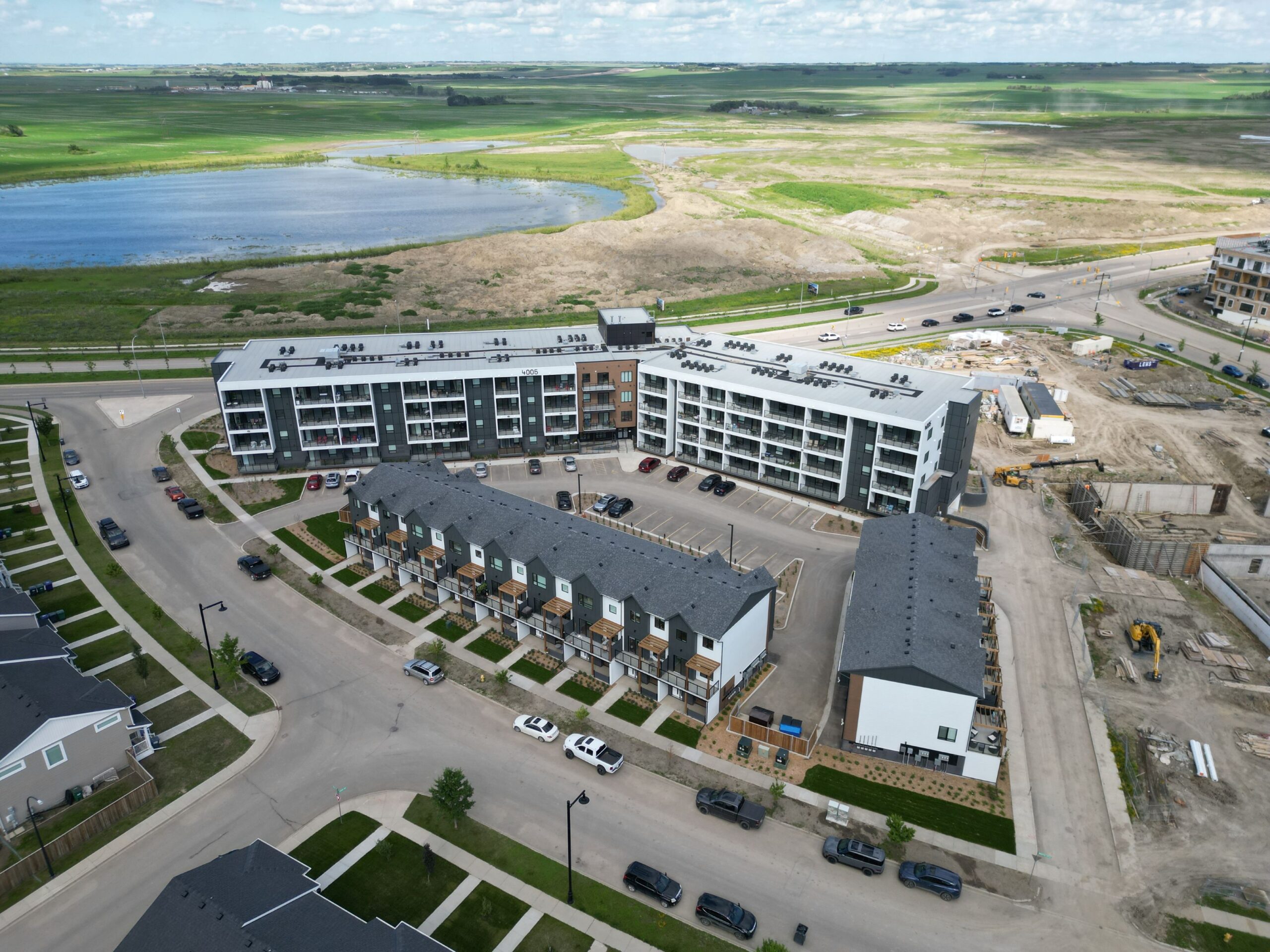 Rental property building with a triangle parallaxing around the border