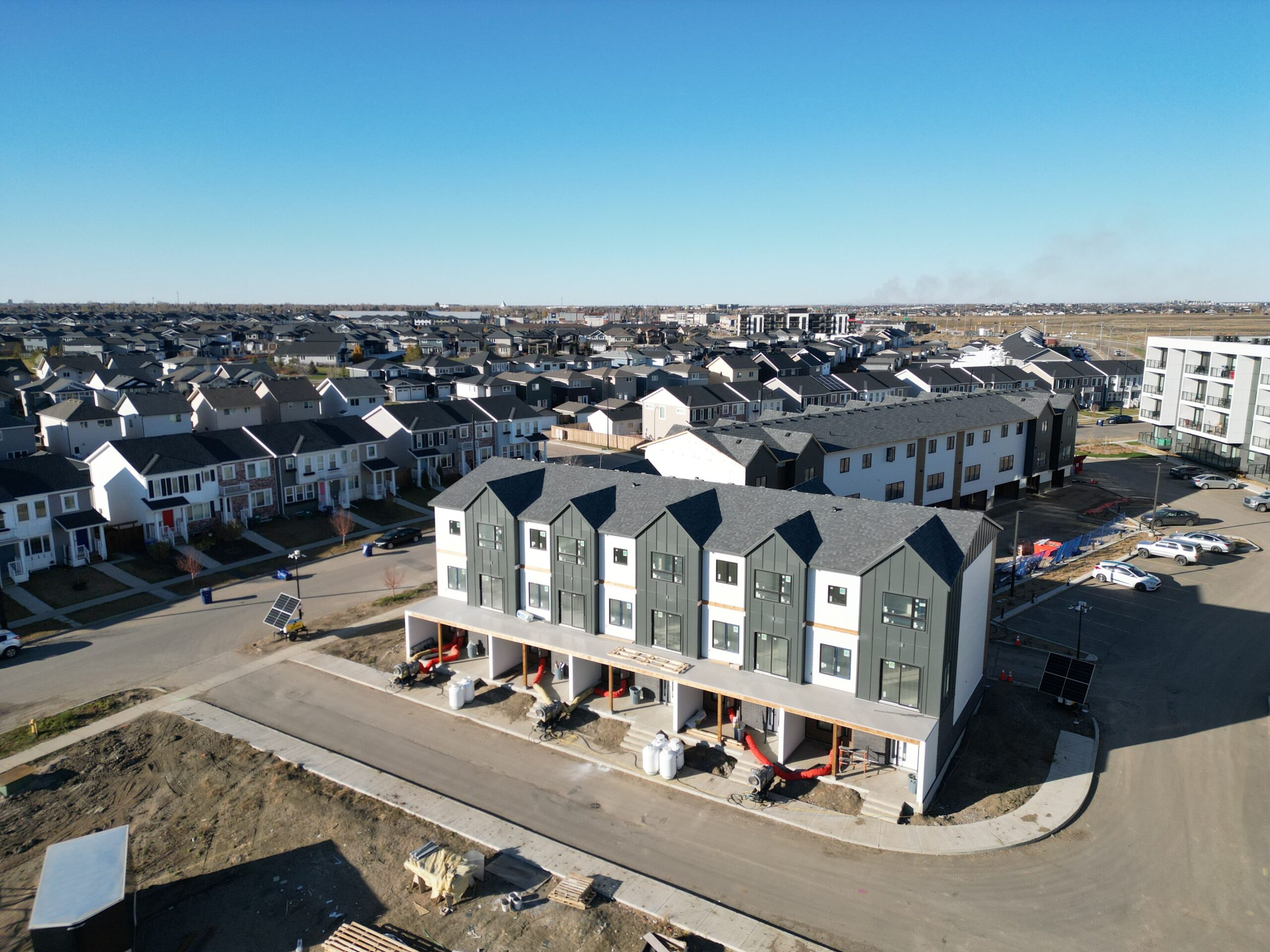 Rental property building with a triangle parallaxing around the border