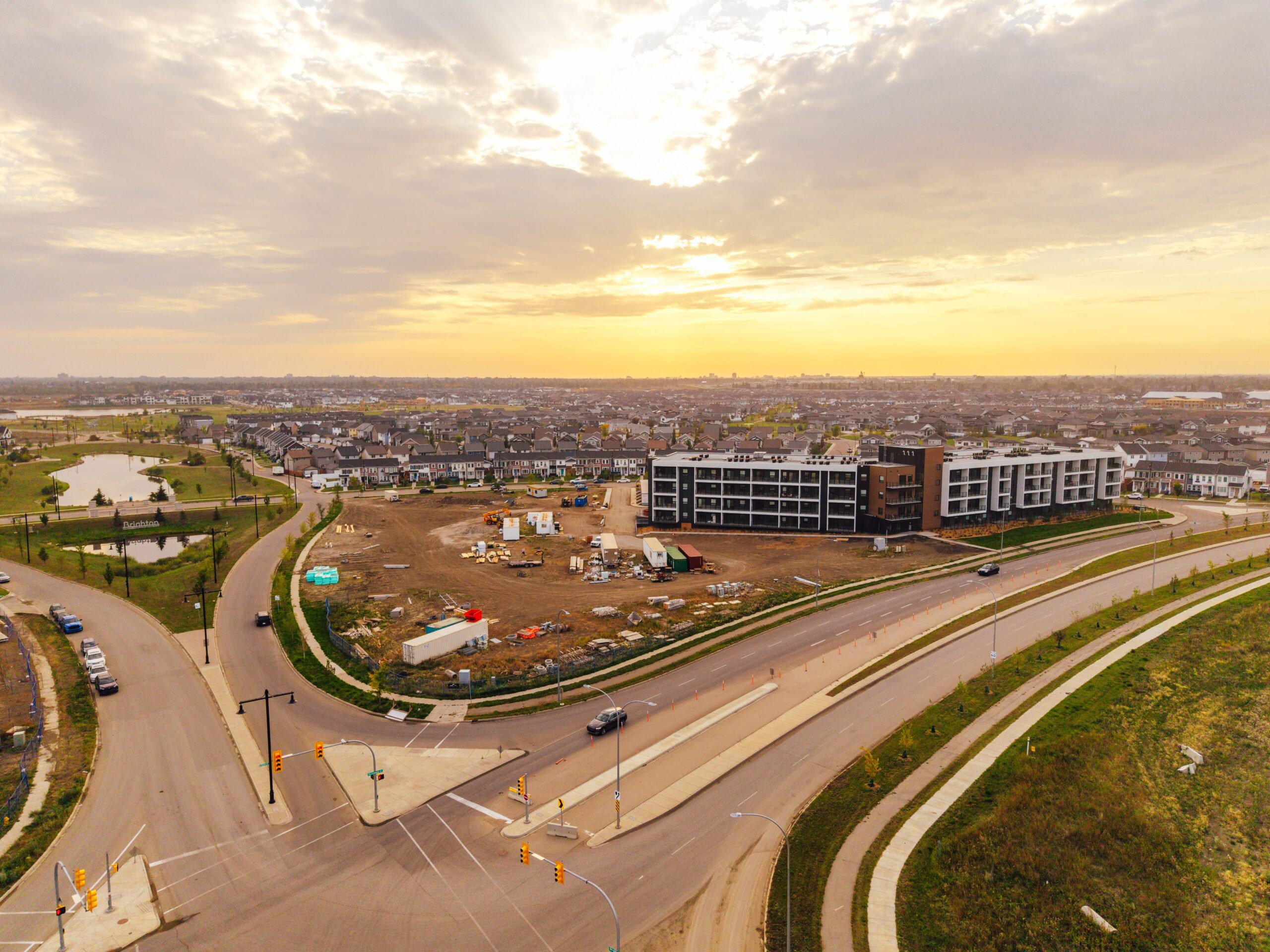 Rental property building with a triangle parallaxing around the border